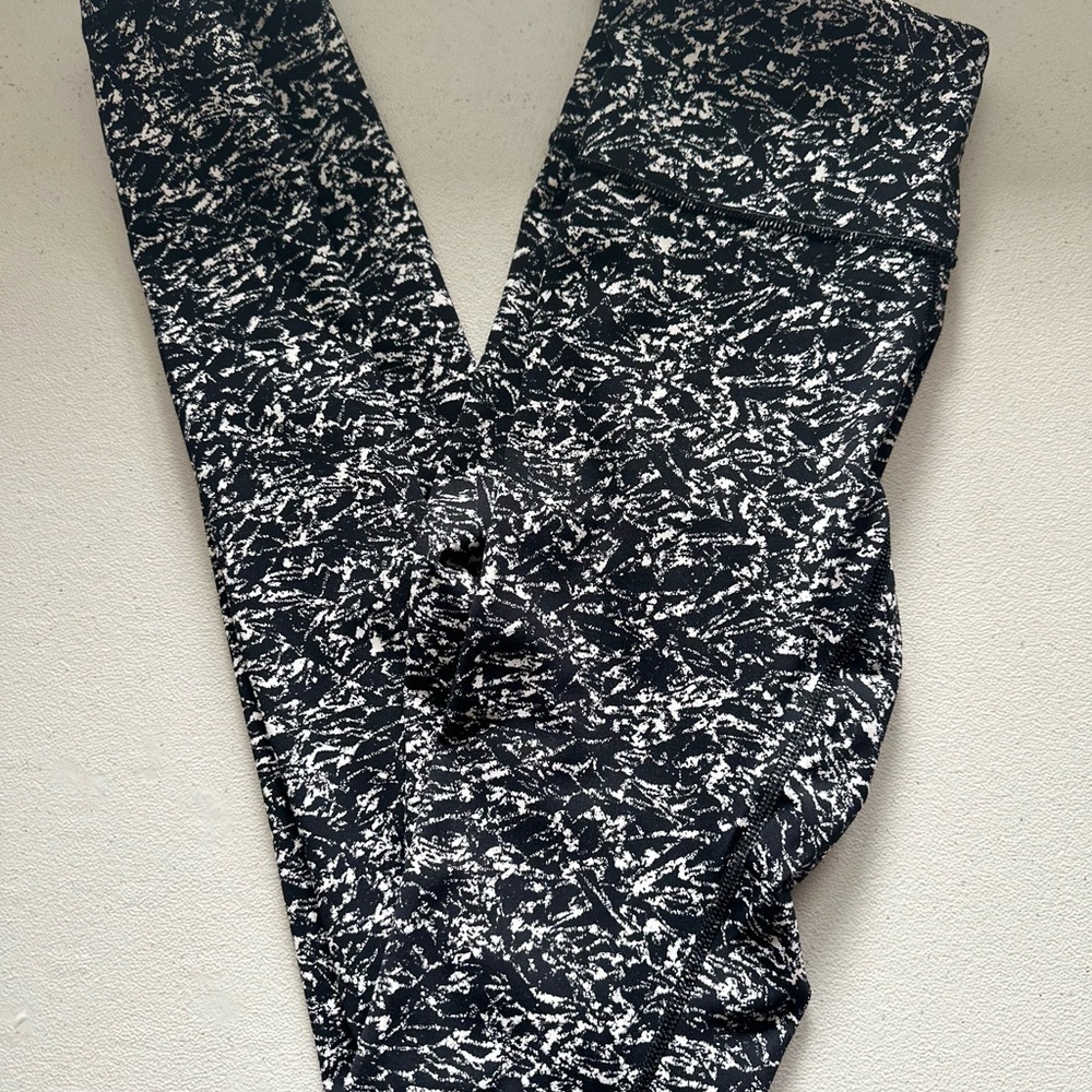 Lululemon Women's Black and White leggings - Picture 3 of 7